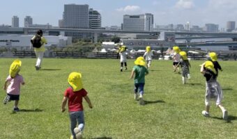 お出かけ 保育園 芝生